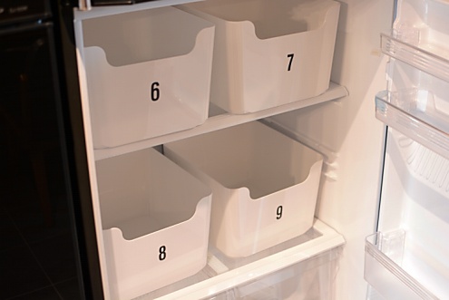 KITCHEN 8F  冷蔵庫は居室ごとにスペースが分けられています。 