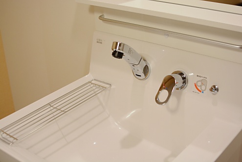 ROOM 8F  洗面台はシャワー水栓付き。 