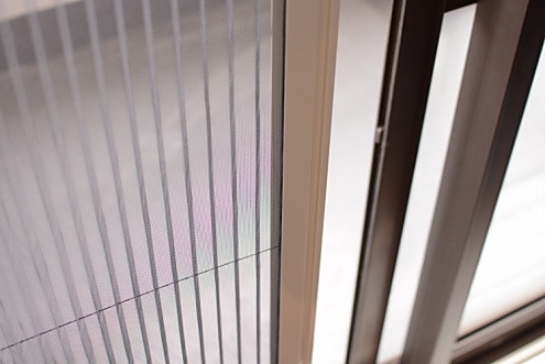 ROOM 8F  窓には伸縮する網戸が設けられています。（805号室） 